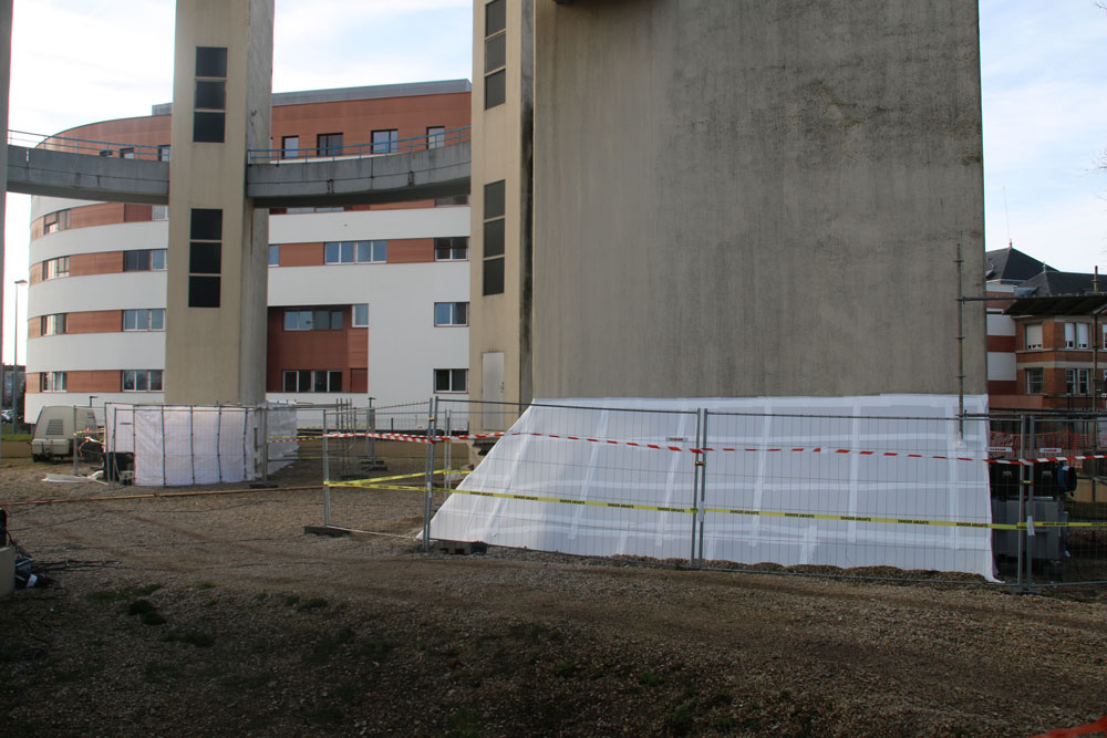 Désamiantage des soubassements des piliers : installation d’une zone de confinement (Travaux en sous-section 3)