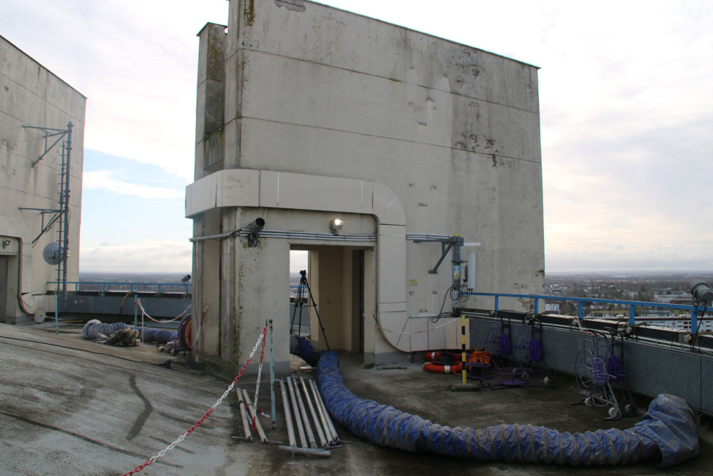 Au premier plan on peut apercevoir une gaine de ventilation qui sert à renouveler l’air dans les cuves pendant les travaux d’étanchéité.